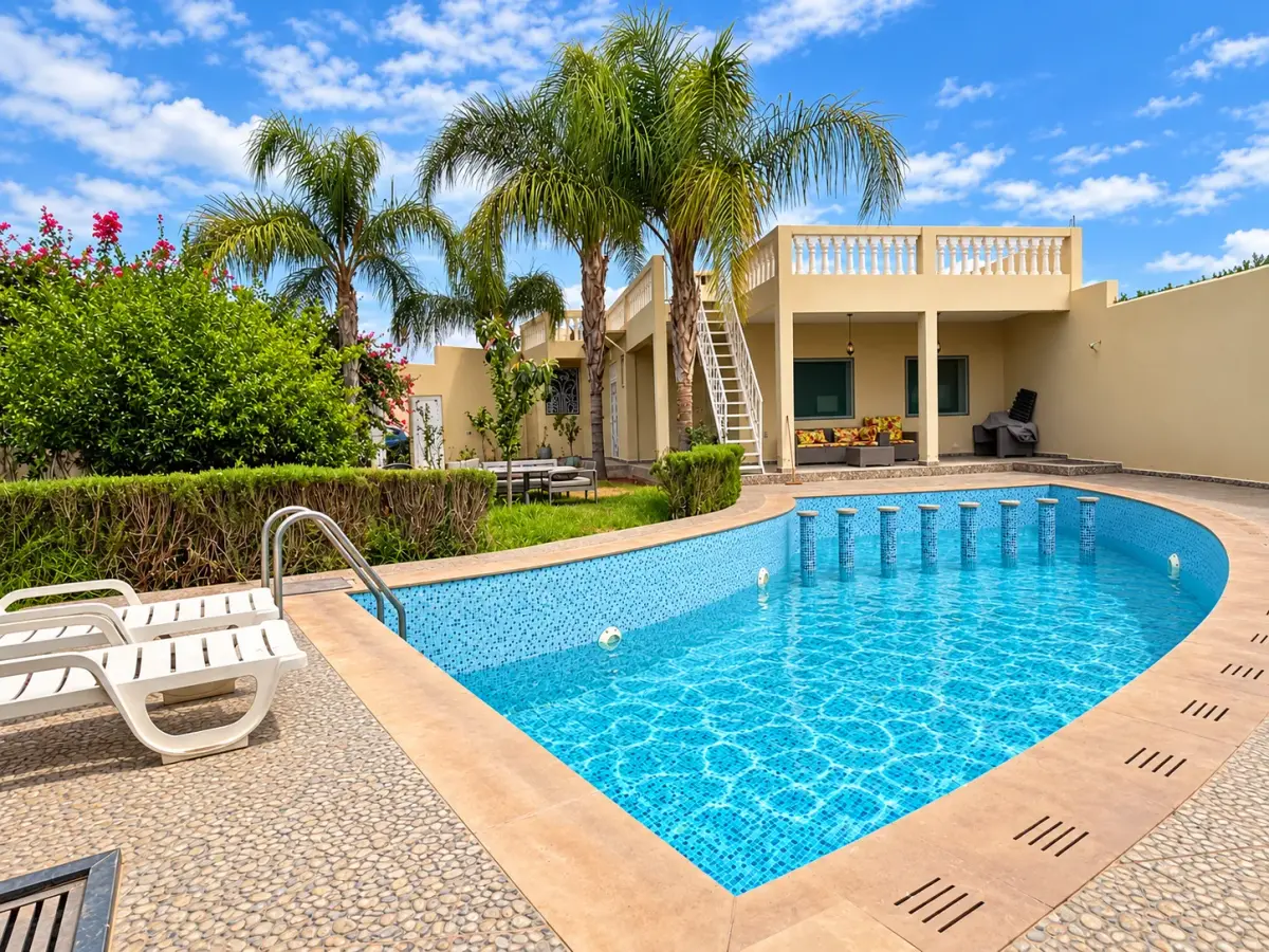 Maison — Maison avec piscine et toit-terrasse, eau et électricité comprises